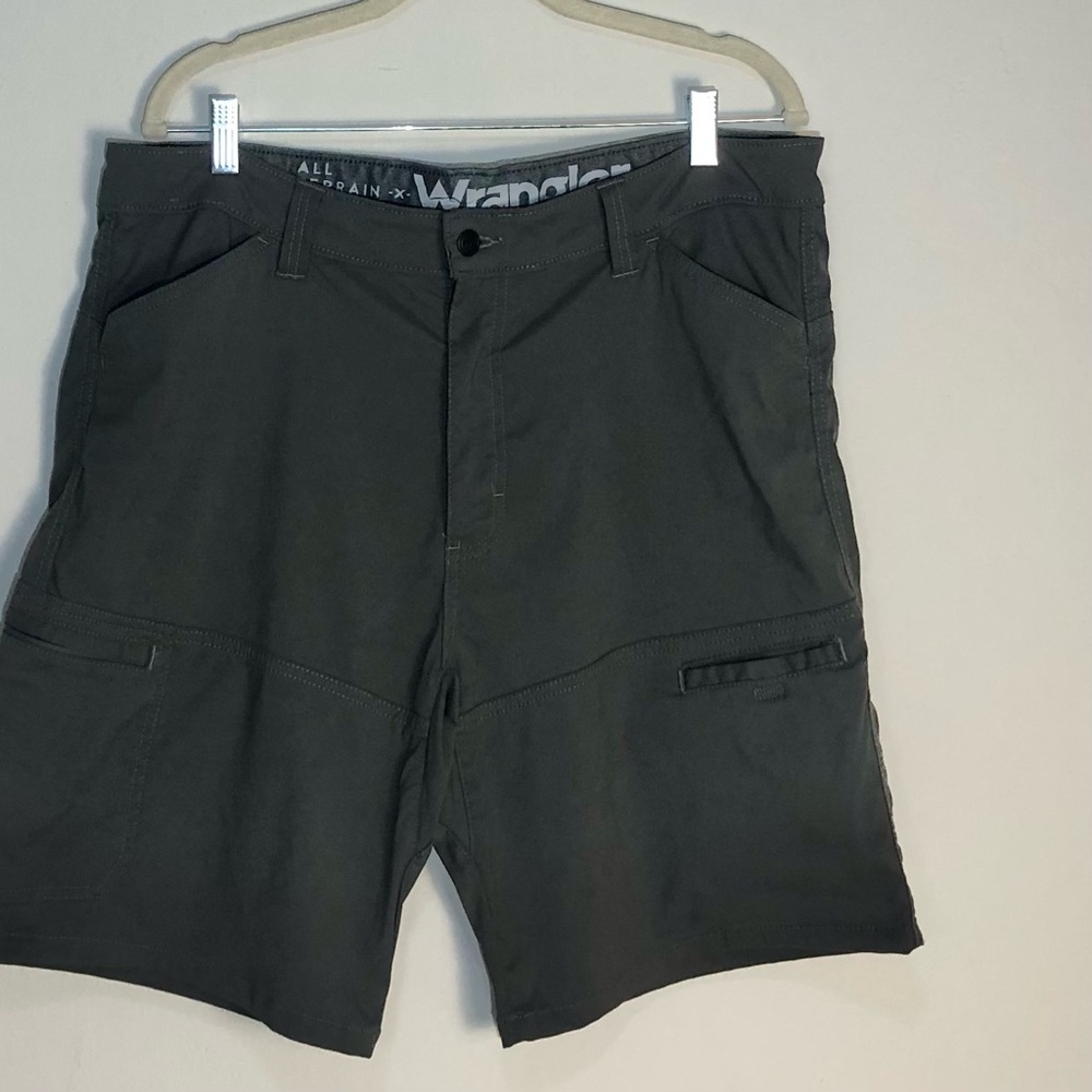 WRANGLER TTG Men Hiking Shorts ATG 36 Khaki All Terrain Gear Cargo Zip Pockets
